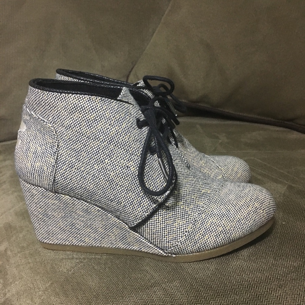 TOMS black and white wedges with laces